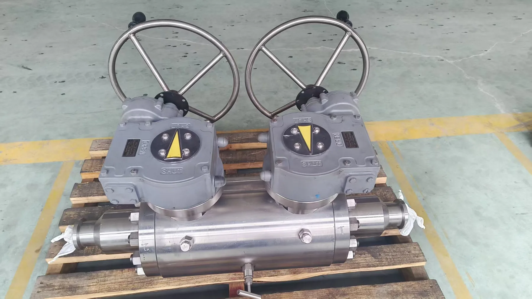 double ball DBB valve assembly with two handwheel operators