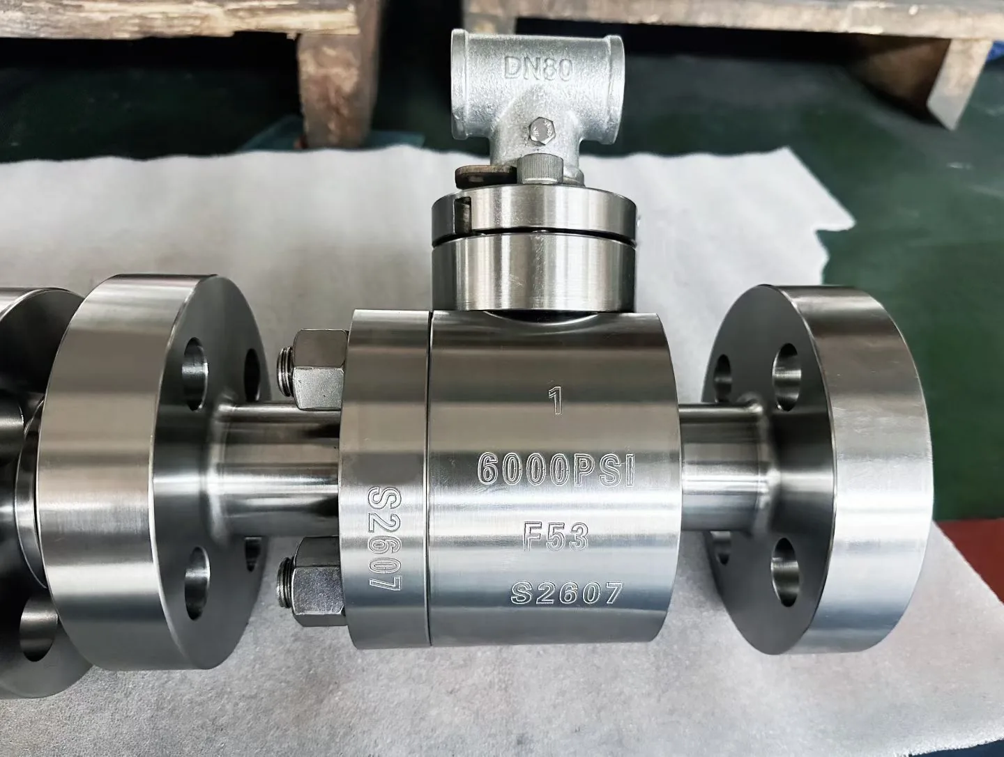 high pressure compact ball valve with material and pressure markings