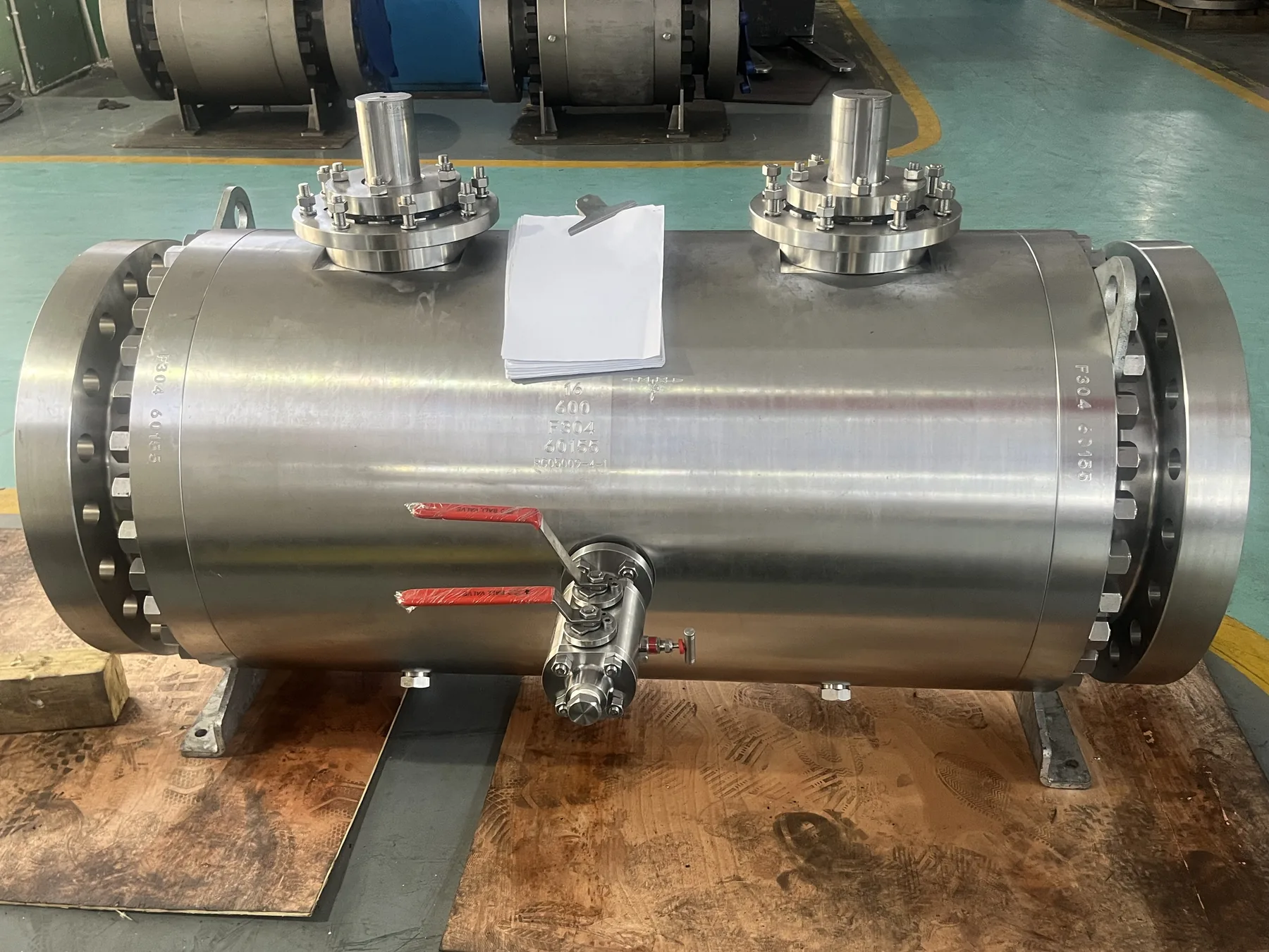 large trunnion ball valve with drain and vent connections